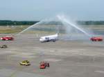 Erste offizielle Typenlandung einer Boeing 737-900 in Dsseldorf deshalb die Wasserfontnen begrung am 14.6.2009