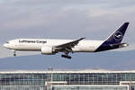 Lufthansa Cargo Boeing 777-FBT D-ALFF bei der Landung in Frankfurt 19.2.2021