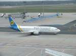 Boeing 737-400 (UR-GAP) der Ukraine International auf dem Weg zur Runway. (Frankfurt;06.04.12)