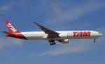 TAM kam am 15.08.2012 mit einer Boeing 777 nach Frankfurt, hier beim Anflug ....