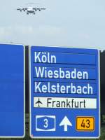 Das Autobahnschild der A5 kurz vor dem Frankfurter Kreuz mit der Ausschilderung zum Flughafen.