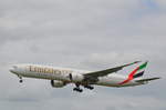Emirates Boeing 777-300ER A6-ENL vor der Landung in Hamburg Fuhlsbüttel am 04.07.17