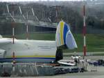  Antonov 225  Hamburg Airport 10.04.2010. Das größte Frachtflugzeug der Welt. Sechs Triebwerke, Flügelspannweite 88,40 m kann 250t Fracht transportieren.