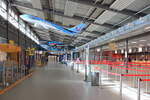 Arrivals/Check In im Terminalgebude des Flughafens Karlsruhe/Baden-Baden (EDSB) am 27.04.2024.