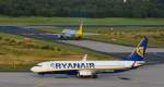Ryanair fliegt ab Sommer 2012 auch den Flughafen Kln/Bonn an. Im Hintergrund ein Flugzeug des Mitbewerbers Germanwings auf dem weg zur Starbahn. (Aufnahme 27.08.2012).
