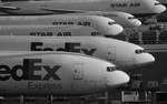  The World On Time  - Flugzeuge von FedEx, vorne N863FD, warten auf ihren nächsten Einsatz.