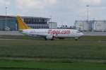 Eine Boeing 737-4Y0  der Pegasus Airlines mit der Kennung TC-APR aufgenommen am 30.05.09 am Stuttgarter Flughafen.