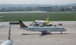 Eine Lufthansa CityLine Embraer ERJ-190 rollt zur Parkposition in Stuttgart am 24.04.10