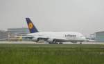 Der Airbus A380-800 der Lufthansa beim Rollen zur Startbahn in Stuttgart am 02.06.10