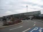 Ein Blick auf das Terminal 1 von einem Weg der an einer Zufahrtsstrae entlangfhrt. Datum: 29.11.2009.