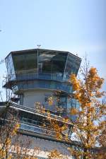Der Tower des Stuttgarter Flughafens, der brigens der einzige Tower in Europa ist, der aus Platzgrnden nicht auf dem Flughafengelnde steht, im herbstlichen Gewand (10.10.10)  