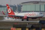 Landung in Stuttgart: Die Air Berlin-Boeing 737-700 D-AHXE setzt am 12.02.11 um Punkt 16.00 Uhr auf der Runway 07 des Stuttgarter Flughafens auf 