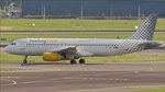 . EC-LUN  Airbus 320-232  von Vueling Airlines rollt über das Rollfeld des Flughafens Schiphol.  01.10.2016