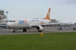 Ein seltener Gast in Linz: Dieser Best Air Airbus A 321-100 rollt zur Landebahn 27 fr seinen Flug nach Antalya.