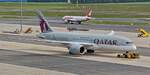 A7-BDB Boeing 787-8 Dreamliner der Qatar Airways wurde von einem Flugzeugschlepper, am Flughafen von Wien, vom Gate in die Nhe des Rollfeldes geschoben.