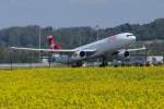 Swiss International Air Lines, HB-JHB, Airbus A330-343X. Hier verfolgen schon mehr Spotter den Start des Airbus A330. 27.4.2010