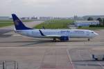 Egypt Air, Boeing 737-800WL, Kennung: SU-GCP rollt zur Startbahn in Berlin-Schnefeld am 09.10.2010