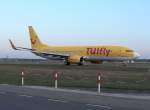 Tuifly B 737-8K5(WL) D-AHFV am frhen Morgen des 02.04.2010 auf dem Flughafen Berlin-Tegel