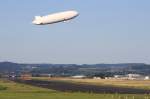 Ein Zeppelin NT schwebt ber dem Bodensee Airport Friedrichshafen am 09.08.10