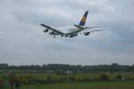 Es ist schon etwas Besonderes, wenn 500 Tonnen ber einen drber fliegen: Der erste Airbus A380-841 der Lufthansa mit Kennung D-AIMA bei seinem ersten Flugtraining in Baden-Wrttemberg auf dem