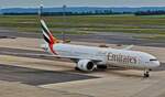 A6-EMM, Boeing 777-31H von den Emirates wurde vom Gate an den Rand des Rollfeldes vom Flughafen Wien geschoben, nach einer letzten Kontrolle  wird der Flieger sich in Krze ber die Rollbahn in Richtung Startbahn begeben. 06.2023 (Smartphone Foto Jeanny) 