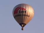 Der Ballon D-OSKR berfhrt den Flugplatz Grefrath Niershorst.