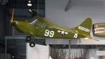 Seitansicht auf das Verbindungsflugzeug  L-5E Stinson Sentinel  im EAA Museum Oshkosh, WI (3.12.10). Es wurde auch  fliegender Jeep  genannt. Das Flugzeug hat hervorragende STOL-Fhigkeiten, bentigt kaum mehr als 30 Meter Bahn zum Abheben...
