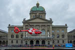 Der neue Helikopter der Schweizerischen Rettungsflugwacht REGA vom Typ H145 mit der Registrierung HB-ZQH wurde am 2. November 2018 auf dem Bundesplatz in Bern der interessierten Bevölkerung präsentiert. Der Helikopter startet vor der Kulisse des Bundeshauses beobachtet von Hunderten von Schaulustigen um den ganzen Platz.