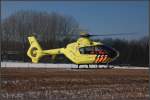 Rettungshubschrauber 'Lifeliner 2' PH-ULP startet von einem Feld, nachdem die Bemannung bei einem Unfall geholfen hat; Ridderkerk, den 6.