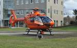 EC 135T-2 der Luftrettung (Bundesministerium des Inneren), D-HZSO, wartet auf dem Hubschrauberlandeplatz des Krankenhauses Euskirchen auf den Kranken zum Transport.