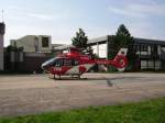 Ein EC 135 des DRF in Karlsbad Langensteinbach beim SRH Klinikum am 07.04.09
