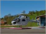 Der Rettungshubschrauber der Luxemburger Air Rescue  LX-HPG  steht in neuer Lakierung, einsatztbereit beim Krankenhaus in Ettelbrck abgestellt.