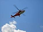 Gebirgs-Rettungshelikopter AgustaWestland A109S der Rega im Valle Verzasca/Verzasca Tal (Tessin, CH) im Einsatz.