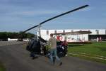 Der UL-Hubschrauber D-MGTC ist so leicht, dass er problemlos von zwei Personen weg gerollt werden kann.