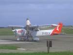 Der Pilot des Borkum-Rundfluges betankt die Cessna 172 (10.08.07)
