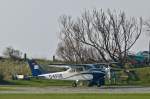 . Cessna FR172K Hawk XP des Luftverkehr - Friesland - Harle, wartet auf dem kleinen Flugplatz der Insel Baltrum auf ihren nächsten Einsatz .  06.10.2014