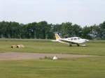 Piper Pa-28 kommt von einem Rundflug ber Oldenburg zurck zum Flugplatz Oldenburg-Hatten am 20.5.07