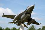 J-246, General Dynamics (Lockheed Martin ab '93), F-16A-10-CF Fighting Falcon (s/n 6D-35), 22.05.2019, Kreisverkehr N246 - Zeelandsedijk bei Volkel (EHVK), Niederlande