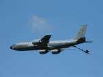Mit ausgefahrenem Tankausleger zieht diese KC-135 ber den Himmel.
