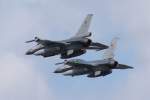 Zwei belgische F-16 fliegen in enger Formation ber Kleine -  Brogel hinweg.