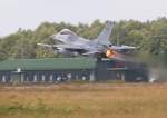 Mit ordentlich  Dampf  macht sich diese belgische F-16 auf den Weg zu einer Mission. Ihr httet den Sound hren sollen...traumhaft! Das Foto stammt vom 17.07.2007