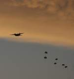 Zwischen Himmel und Erde....

Franzsische, belgische und deutsche Fallschirmjger bten zwischen dem 23. und 25 August ber Wallerfangen - Dren.

C - 160 Transall und C - 130 Hercules waren als Flugzeuge im Einsatz.