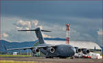 Boeing C-17, SAC PAPA 03, NATO HAW steht auf Maribor Flughafen MBX.