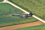 Oldieaufnahme aus dem Archiv, Scan vom Farbbild: F 104 Starfighter der Luftwaffe 22+61 im Tiefflug bei Würzburg - Sommer 1986