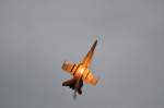 Eine F-18 Hornet beim Aussto eines Flare(Tuschkrper)aufgenommen auf der ILA Berlin am 15.09.12