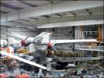 Auch in der Halle des Auto & Technik Museums Sinsheim sind Flugzeuge ausgestellt: oben eine Heinkel He-111 und unten eine Junker Ju 52-3m.