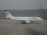 Schnes Flugzeug bei schlechtem Wetter. Am 5.April 2009 rollt EP-IBL ein Airbus A310-300 der Iran Air als IR 728 in Richtung Runway.