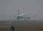 Berlin-Tegel im Nebel. Air France A 319-111 F-GRHN bei der Landung am 20.03.2011