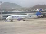 Ein A 320 der Condor wird, am 12.06.2209 auf dem Flughafen Tenerife Sur, von seiner Parkposition geschoben.