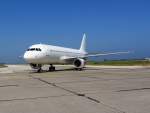 Airbus A320-211 YL-LCC von Travel Service rollt am 19.06.2012 nach der Landung auf Rhodos zur Parkposition.